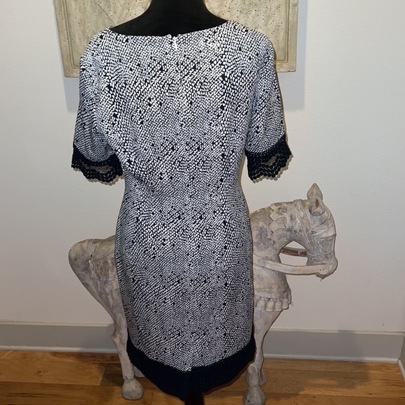 Antonio Melani blue white print‎ eyelet lace detail shift dress Sz 10 - Picture 3 of 7